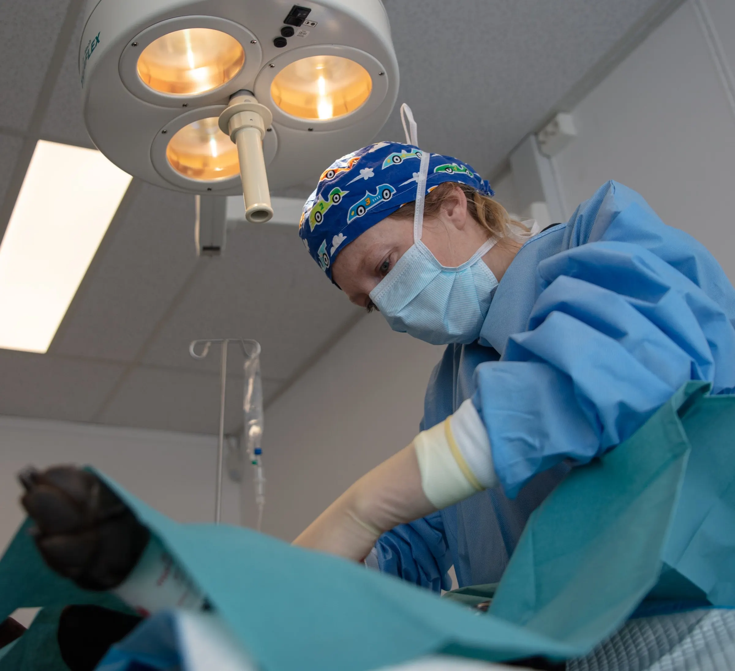 Veterinær under en operasjon med full overvåking